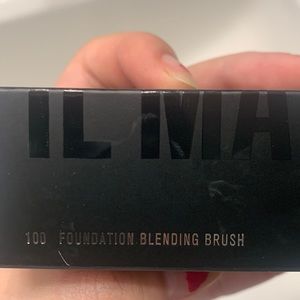 IL MAKIAGE 100 Foundation blending brush. New with tag.